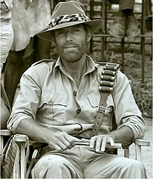 Richard Chamberlain personificando a Quatermain.