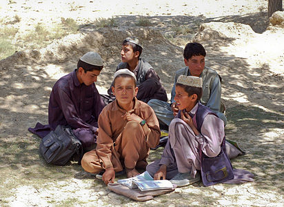 Gardez şehri yakınında bulunan Bamozai ilköğretim okulunun erkek sınıfında oturan erkek çocukları. Okulun binası yoktur ve dersler açıkhavada bostanın gölgesinde yapılmaktadır. (Paktiya ili, Afganistan, 2007) (Üreten: Commons:User:Severnjc)