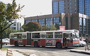 kloubový autobus ve městě