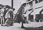 פברואר 1948, עוברים ושבים בשוק הכרמל בתל אביב, תופסים מחסה מאש צלפים הנורית ממסגד חסן בק