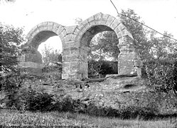 Restes de deux arcades du théâtre en 1895