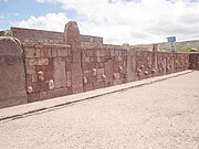 Los muros del Templo Semisubterráneo están formados por columnas de arenisca y piedra labrada.