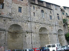 Rakennusten seiniä on rakennettu eri aikausien aikana Todissa.