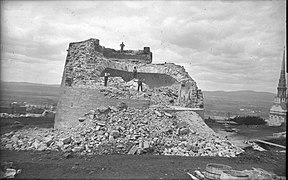 Démolition de la tour Martello no 3, en août 1904. À droite, l'église Saint-Jean-Baptiste.