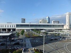 随北陆新干线开业而投入使用的富山站新车站大楼（摄于2018年5月3日）