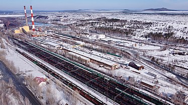 Вид с высоты (на дальнем плане шламохранилище КГОКа)