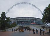 A Wembley Stadion, a valaha épített legdrágább stadion[18] a labdarúgó-mérkőzések egyik helyszíne.