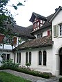 Innenhof. Rechts die ursprünglichen Doppelfenster. Lukarne von 1612