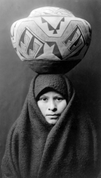 Los primeros antropólogos estadounidenses se volcaron al estudio de los indígenas de su país. En la foto, una joven zuñi, pueblo de Nuevo México.