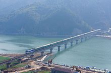 201701 JWR-DF4B hauls 25B coaches on Jinhua–Wenzhou Railway over Daxi River.jpg