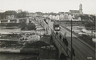 橋梁を渡る路面電車（1903年撮影）