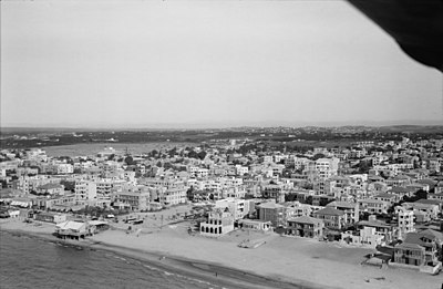 צילום אווירי של אזור כיכר הרברט סמואל ב-1932, בצפון הכיכר - מלון סן רמו, במערב הכיכר - קזינו גלי אביב. (קולנוע קסם טרם נבנה במועד הצילום. נבנה ב-1945 בסמוך למלון סן רמו, מדרומו)