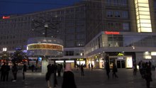 ファイル:Alexanderplatz by the night - ProtoplasmaKid.webm