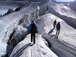 Förrädiska sprickor i isen på väg mot Imja Tses top.