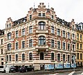 Wohnhaus in geschlossener Bebauung mit Vorgarten, Eckhaus zur Parkstraße