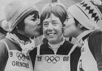 Nach der Siegerehrung im Riesenslalom 1968: Nancy Greene wird von der Französin Annie Famose (l., Silber) und der Schweizerin Fernande Bochatay (r., Bronze) geküsst