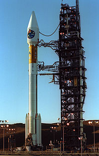 Ракета-носитель Атлас IIAS на площадке SLC-3E перед запуском аппарата Терра