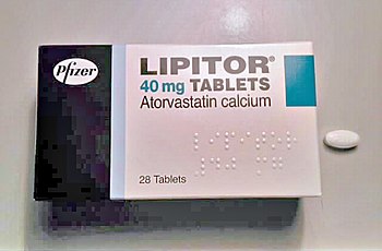 English: A package and pill of atorvastatin 40...