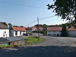 Střed vesnice, příjezd od Kunovic. Rovně cesta do Kelče, vpravo odbočka do Lhoty.