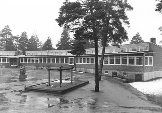 Småskolelängan och skolgården.