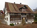 Ein Bauernhaus im Hirzel mit Kirche und Spiry-Museum