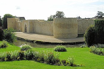 Le château de Brie-Comte-Robert en Seine-et-Marne (France). (définition réelle 1 024 × 683*)
