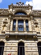 Detalle de la fachada del Palacio de la Diputación Foral de Vizcaya con vistas a la calle Astarloa