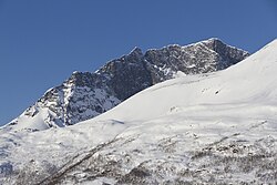 Kågenissa on useita korkeita vuorenhuippuja.