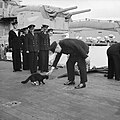 HMS Prince of Wales gemisinin maskotu Blackie ve Başbakan Winston Churchill (1941)