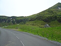 Buron du col d'Eylac à droite, sur le versant Est du col