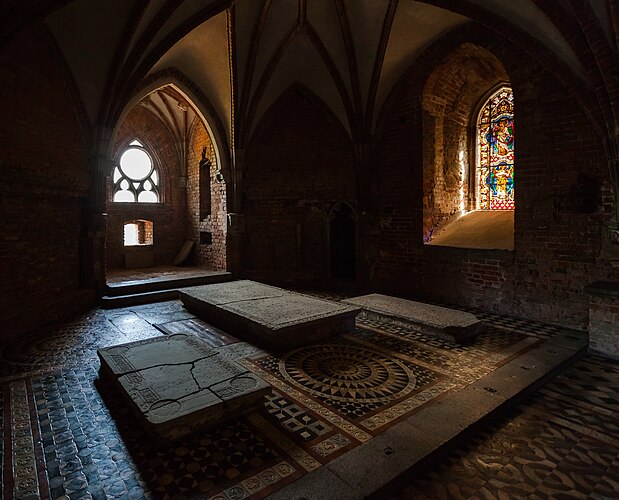 Могильные камни в капелле святой Анны орденского замка Мариенбург
