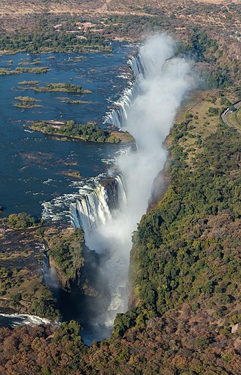 'n Lugbeeld van die Victoria-waterval in die Zambezirivier tussen Zambië (links) en Zimbabwe (regs).