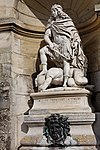 Людовик XIV, побеждающий Фронду. Мраморная копия в замке Шантийи.
