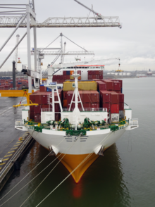 Chargement d'un porte-conteneurs de la compagnie Grimaldi dans le port d'Anvers en Belgique