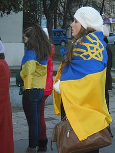 Дівчата з національними прапорами. Мітинг на підтримку Євромайдану 3.12.2013 року.