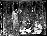 Einstein (second from left) at a picnic in Oslo in 1920. Heinrich Goldschmidt is at the left, Ole Colbjørnsen in the center and Jørgen Vogt sits behind Ilse Einstein.