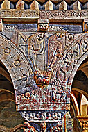 Carcanyol romànic a la tribuna del priorat de Serrabona (~1150).