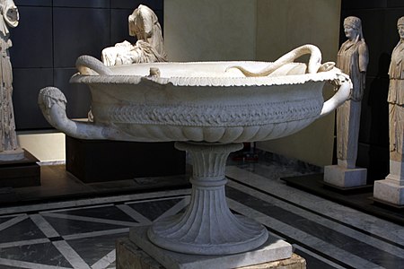 Une fontaine aux serpents en marbre blanc, Rome.