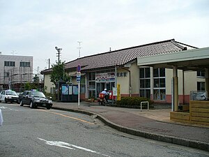 Fushiki station frontview.jpg