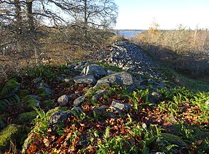 Uppgången ligger mellan båda murarna.