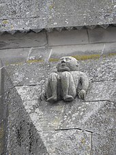 Mönchfigur auf einer Mauer auf einem der beiden Doppeltürme