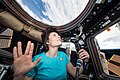 Samantha Cristoforetti fa il saluto vulcaniano nel 2015 a bordo della ISS