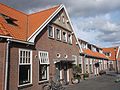 Kaninefatenstraat, Rooie Buurt, evenzijde, soort 2 onder 1 kap huis in het midden van de straat, echter niet vrijstaand, wel afwijkend van de overige huizen in de straat. KZ68