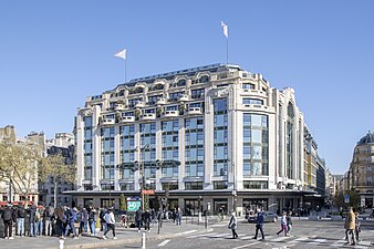 La façade du magasin 2, vu depuis le pont Neuf.