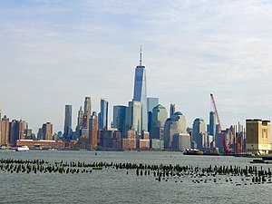 Новый Всемирный торговый центр One World Trade Center, возвышающийся над Нижним Манхэттеном, вид из Хобокена в 2019 году