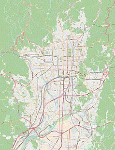 Mapa konturowa Kioto, po lewej nieco u góry znajduje się punkt z opisem „Tenryū-ji”