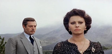 Слика од филмот „Matrimonio all'Italiana“ (1964). Софија Лорен и Марчело Мастројани