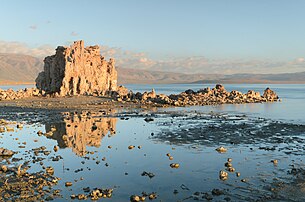 Une tufa sur la rive du lac Mono (Californie). (définition réelle 4 928 × 3 264)