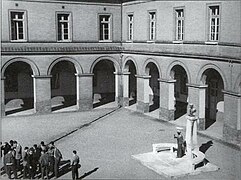 Monument Laulanié et étudiants dans la cour d'honneur de l'ancienne école