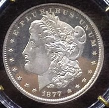 Une pièce de monnaie représentant le profil d'une jeune femme.